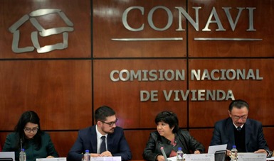 Al centro, Román Meyer Falcón, Secretario de Desarrollo Agrario, Territorial y Urbano y la Directora General de la Comisión Nacional de Vivienda, Edna Vega Rangel.