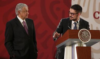 A la izquierda, el Presidente, Andrés Manuel López Obrador, acompañado de Román Meyer Falcón, Secretario de Desarrollo Agrario, Territorial y Urbano.