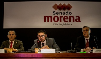 Al centro, Román Meyer Falcón, Secretario de Desarrollo Agrario, Territorial y Urbano.
