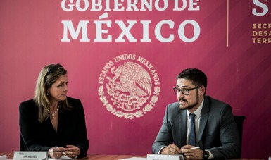 Román Meyer Falcón, Secretario de Desarrollo Agrario, Territorial y Urbano, y la Corin Robertson, embajadora de Reino Unido en México.