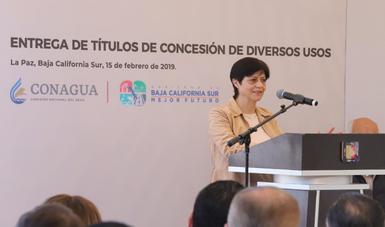 Imagen de la Directora General de Conagua, Blanca Jiménez, en un presidium hablando a la gente.