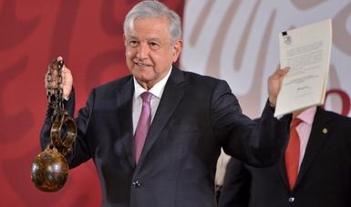 Presidente Andrés Manuel López Obrador muestra un grillete usado en el centro penitenciario que funcionaba en las Islas Marías 