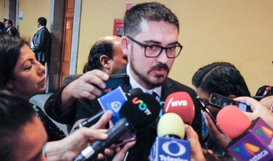 El Secretario Román Meyer Falcón es entrevistado por representantes de medios de comunicación.