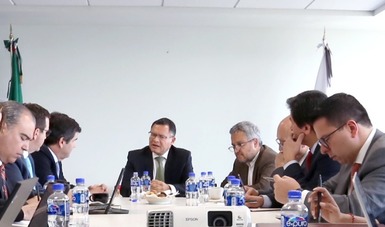 El Subsecretario de Industria y Comercio, Ernesto Acevedo, con representantes de la Industrial del Acero (CANACERO).
