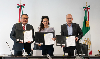 Los titulares de la STPS, Luisa Alcalde, y de la CNPC, David León, en presencia del subsecretario de Empleo, Horacio Duarte Olivares