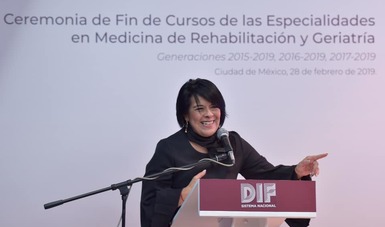 La titular del Sistema Nacional DIF, María del Rocío García Pérez, se congratuló por el éxito académico de los egresados.