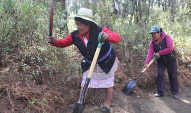 Mujeres del ejido Santa María Acxotla del Monte, trabajan desde las seis de la mañana con palas, picos, rastrillos y machetes a emprender sus actividades para cuidar los bosques.
