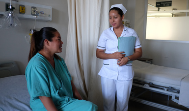 Enfermera del IMSS en área de hospitalización con derechohabiente.
