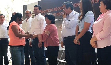 Edna Vega Rangel, titular de la Canavi, encabezó la entrega de tarjetas a beneficiarios del municipio de Tuxpan