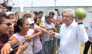 El presidente de México, Andrés Manuel López Obrador, en la entrega de Programas Integrales para el Bienestar en Champotón, Campeche.