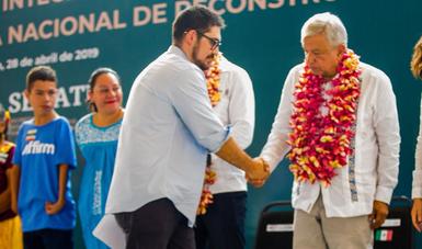 A la izquierda, Román Meyer Falcón, secretario de Desarrollo Agrario, Territorial y Urbano, y el presidente, Andrés Manuel López Obrador.