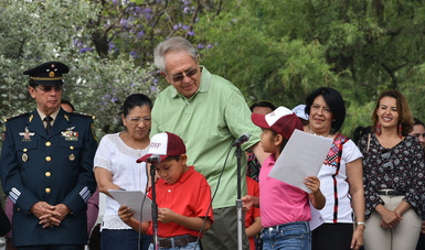 Dr. Jorge Alcocer Varela platicando con niños.
