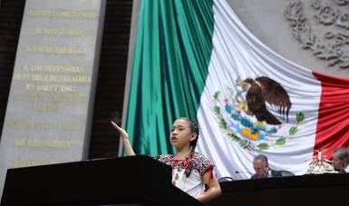 En el cierre del segundo periodo ordinario de sesiones en la Cámara de Diputados, la niña Guadalupe Flores leyó el poema “India me llama la gente, del autor Rolando Ramírez Chávez