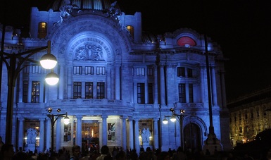 A lo largo del año, varios edificios emblemáticos de la Ciudad de México se tiñen de distintos colores con una iluminación especial.