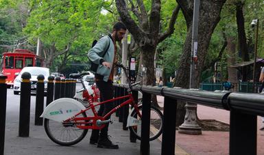 Usuario de bicicleta en la Ciudad de México.
