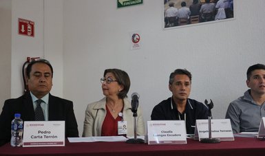 Fotografía de funcionarios y representantes de OSC durante la presentación de sus trabajos de investigación