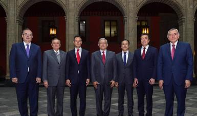 El presidente de México, Andrés Manuel López Obrador, con el secretario de Relaciones Exteriores, Marcelo Ebrard y los gobernadores de Chiapas, Oaxaca, Veracruz, Campeche y Tabasco.