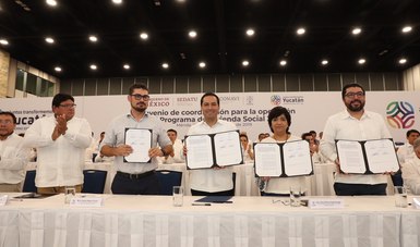 Román Meyer Falcón, Secretario de Desarrollo Agrario, Territorial y Urbano, en la firma del convenio con el gobierno de Yucatán.
