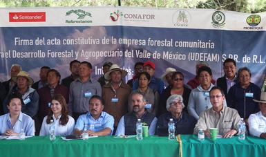 Presidium con funcionarios públicos y miembros de la empresa forestal comunitaria recién constituida