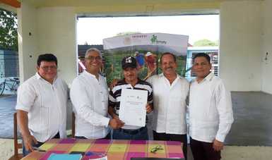 Al centro el Presidente del Comisariado Ejidal, flanqueado por Luis Cruz Nieva, Encargado de la Subsecretaría de Desarrollo Agrario de la SEDATU, y a la izquierda Samuel Peña Garza , Director General del FIFONAFE.
