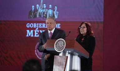 El presidente de México, Andrés Manuel López Obrador, y Leticia Ramírez Amaya, titular de Atención Ciudadana de Presidencia, durante la conferencia de prensa de hoy desde Palacio Nacional.