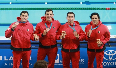 Jorge Iga, Long Gutiérrez, Ángel Martínez y Ricardo Vargas subieron al podio en la prueba 4x200 metros libre varonil.