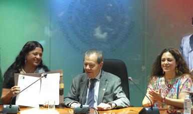 La titular de la Secretaría de Cultura, Alejandra Frausto Guerrero, y el presidente de la Mesa Directiva de la Cámara de Diputados, Porfirio Muñoz Ledo, firmaron un convenio. 