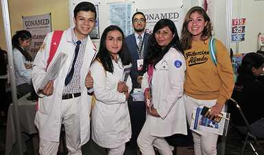 Stand de la CONAMED en la 4ta Feria del Libro de Ciencias de la Salud con los alumnos de la FACMED.