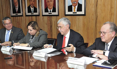 Dra. Laura María Díaz Guzmán, Dr. Manuel Sergio Martínez Martínez, Dr. Onofre Muñoz Hernández y él Dr. Miguel Ángel Lezana Fernández, en la firma de convenio de la ADM y CONAMED.