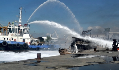 Valorará Profepa posibles daños ambientales por el buque atunero incendiado en Manzanillo