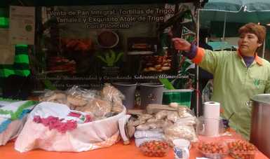 El Mercado Alternativo es una comunidad de 26 productores de distintos municipios tlaxcaltecas, quienes promueven el comercio justo y sustentable de productos alimenticios, preservando también el patrimonio cultural inmaterial de su cocina.