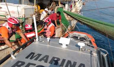 personal naval abordando embarcación para apoyo médico