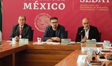 De derecha a izquierda, David Cervantes Perero, comisionado Nacional para la Reconstrucción y Román Meyer Falcón, secretario de Desarrollo Agrario, Territorial y Urbano.