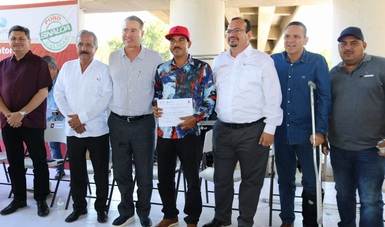 El titular de la Conapesca, Raúl Elenes Angulo, y el gobernador de Sinaloa, Quirino Ordaz Coppel, entregaron motores marinos, pangas, hieleras y sistemas GPS.