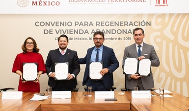 Al centro, Román Meyer Falcón, secretario de Desarrollo Agrario, Territorial y Urbano, y Carlos Martínez, director general del Infonavit.