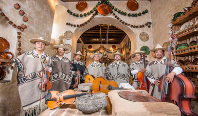 Pindékuecha se conforma como una orquesta de cuerdas dedicada a difundir la música tradicional michoacana, principalmente purépecha, y compartir sones, abajeños y pirekuas.