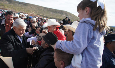 En La Mora, presidente López Obrador se reúne con familias LeBarón, Langford, Ray y Miller