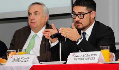 A la derecha, Román Meyer Falcón, secretario de Desarrollo Agrario, Territorial y Urbano.