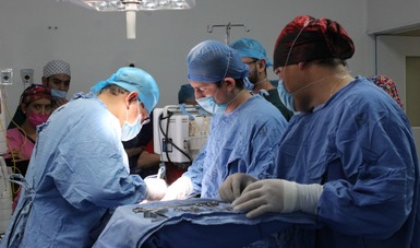 Médicos del IMSS en cirugía de procuración de órganos.