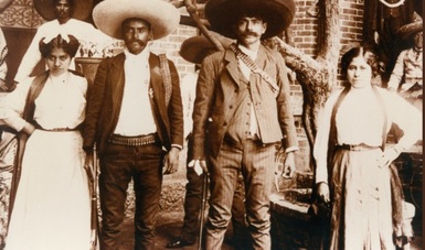 Emiliano y Eufemio Zapata con sus respectivas esposas en 1911. Fotografías: Cortesía del Instituto Nacional de Estudios Históricos de las Revoluciones de México (INEHRM). 