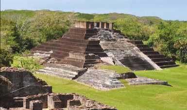 Pirámides, montañas sagradas es uno de los libros más ambiciosos dedicado en los últimos años a estas estructuras prehispánicas icónicas de México.