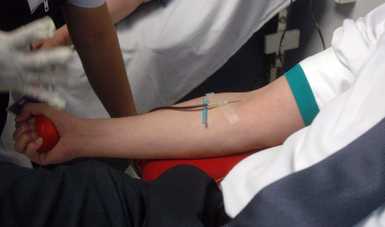 Gente donando sangre.