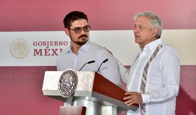 Román Meyer Falcón, secretario de Desarrollo Agrario, Territorial y Urbano y Andrés Manuel López Obrador, presidente de México.