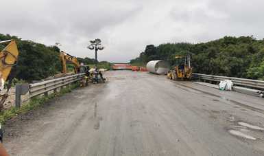 Capufe repara los daños en el kilómetro 37 del camino directo Las Choapas-Raudales-Ocozocautla.
