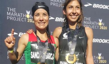 Úrsula Sánchez izq y Andrea Ramírez der en Maratón de Arizona