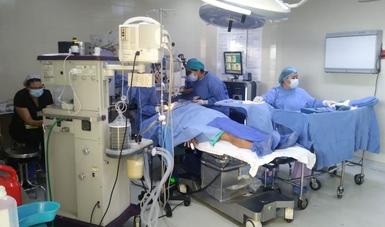 Imagen de cirugía en la que se ven dos cirujanos, una anestesióloga y una enfermera.
