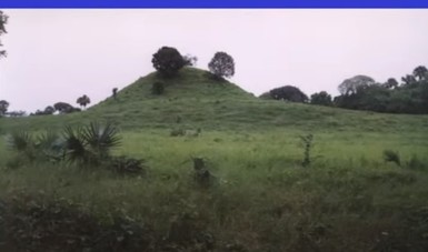 El Cerro de las Mesas cubre casi 1.5 km², incluyendo una extensión al sur con el grupo de Cerro del Chivo, y otra al noreste en el área de El Ojochal, detectándose un total de 107 estructuras arqueológicas. 