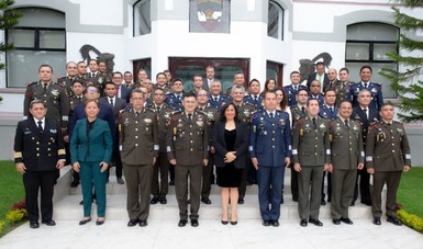 Secretaria Sandoval Ballesteros imparte ponencia sobre combate a la corrupción en el Colegio de Defensa Nacional