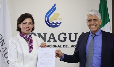 El director general de Conagua toma protesta a Alejandra Icela Martínez Rodríguez como subdirectora general de Administración.