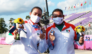 Alejandra Valencia y Luis Álvarez festejan con su medalla de bronce en Tokio 2020